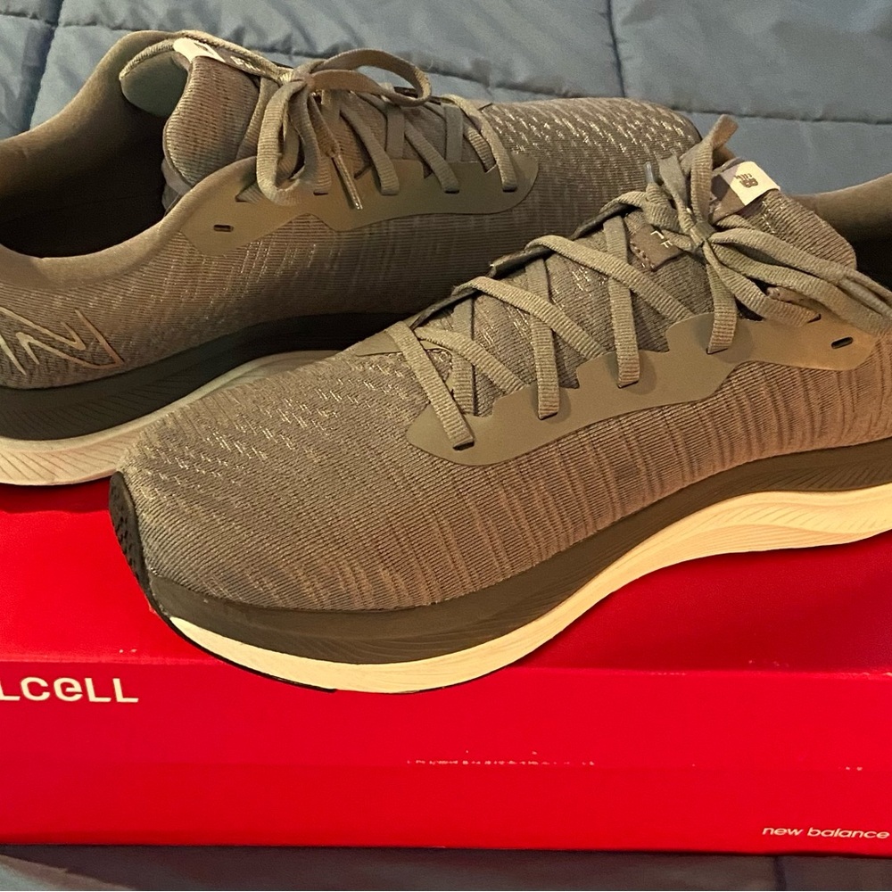 MEN’S NEW BALANCE FUELCELL PROPEL V4 GREY SIZE 11.5 RUNNING SHOES